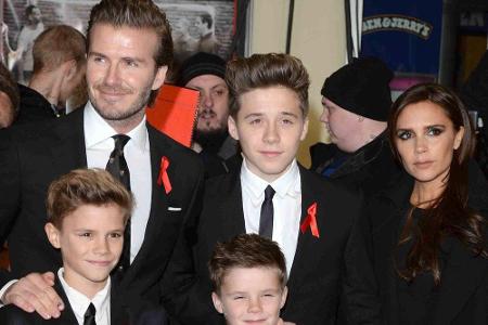 David und Victoria Beckham mit ihren Söhnen Brooklyn, Cruz und Romeo vor wenigen Jahren. So erwachsen sind ihre Kids heute... David und Victoria Beckham mit ihren Söhnen Brooklyn, Cruz und Romeo vor wenigen Jahren. So erwachsen sind ihre Kids heute...