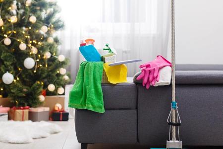 Ehe es ans Dekorieren geht, sollte die Wohnung auf Vordermann gebracht werden. Bedeutet: Staub entfernen, Flächen abwischen ...