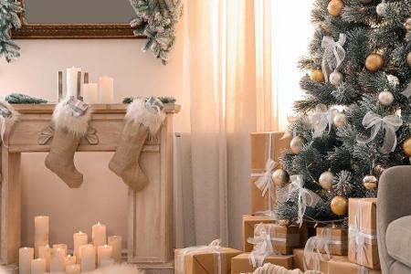 Weißes Kunstfell, helle Plüschkissen und weiße Wolldecken verleihen dem Wohnzimmer zusätzliches Schnee-Feeling.