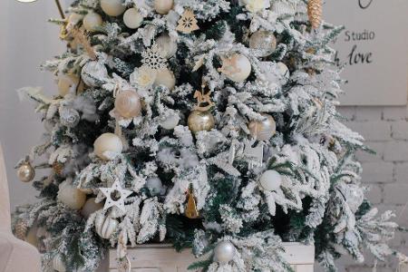 Auch Weihnachtsbäume mit Kunstschnee holen die weiße Pracht in die heimischen vier Wände.