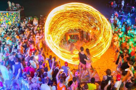 Koh Phangan ist vor allem für ihre legendären Fullmoon- oder Halfmoonpartys bekannt. Am Haad Rin Nok Strand versammeln sich ...