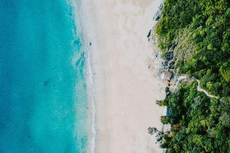 Glasklares Wasser und weiße Sandstrände hat Koh Lanta zu bieten. Natur pur gibt es im westlichen Teil der Insel. Der Nui Bay...