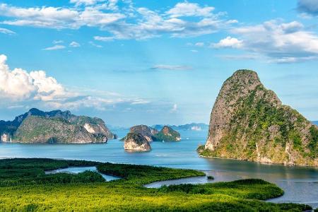 Im Golf von Thailand befindet sich die kleine Insel Koh Samet. Einfache Holzhütten lassen die Touristen wie Robinson Crusoe ...