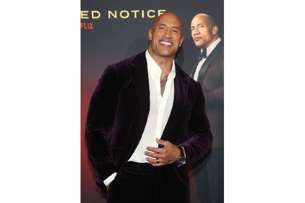 ...2016 ließ er die Muskeln auf dem 'People'-Cover spielen: Dwayne Johnson alias The Rock schlug die Konkurrenz aus dem Feld.