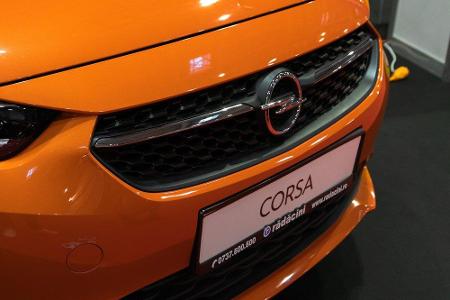 Am besten schneidet bei den Platzsparern der Opel Corsa ab. Er verbraucht ebenfalls 4,0 Liter auf 100 Kilometer, stößt dabei...