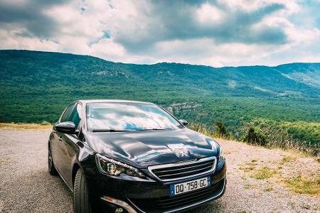 Platz drei der unteren Mittelklasse geht an den Peugeot 308 in der Ausführung SW 1.5 BlueHDi. Er verbraucht 4,2 Liter Diesel...