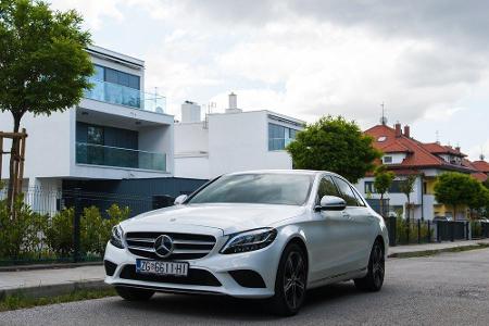 Mercedes schafft es in der Mittelklasse mit seiner C-Klasse auf den zweiten Platz. In der Ausführung 200 d 9G-TRONIC verbrau...