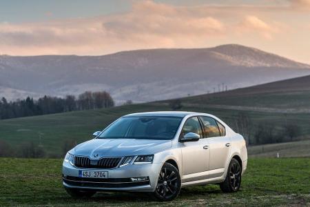 Einsam und allein thront in der Mittelklasse der Skoda Octavia TDI SCR Active. Lediglich 4,1 Liter Diesel schluckt der Tsche...