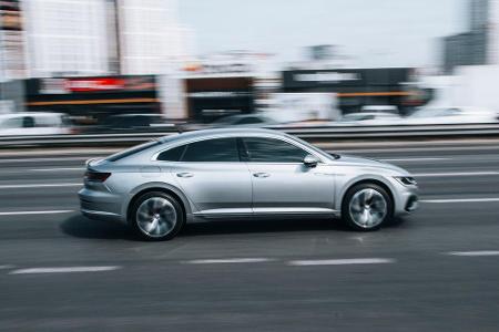 Am drittwenigsten Diesel in der Oberklasse verbraucht der VW Arteon 2.0 TDI SCR DSG. 4,8 Liter schluckt er auf 100 Kilometer...