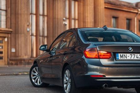 Der zweitsparsamste der Oberklasse ist der BMW 520d Steptronic. 4,8 Liter Verbrauch und 125 Gramm CO2 pro Kilometer bedeuten...