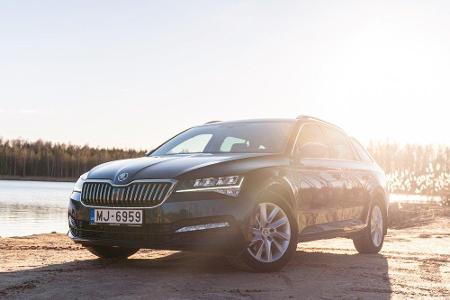 Der König der Oberklasse ist der Skoda Superb 2.0 TDI Active. Für 100 Kilometer braucht er 4,7 Liter, sein CO2-Ausstoß ist m...