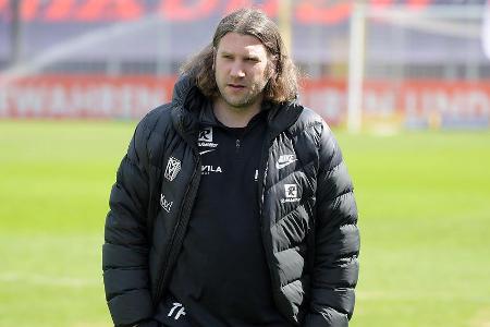 Arbeitete unter Viktor Skripnik bereits mehrere Jahre als Co-Trainer bei seiner großen Liebe Werder. Als Chefcoach im Anschl...