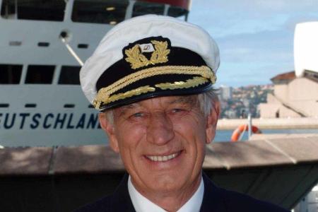 Siegfried Rauch (1932-2018) steuerte die Geschicke des Schiffes als Kapitän Jakob Paulsen von 1999 bis 2013. Der beliebte ba...