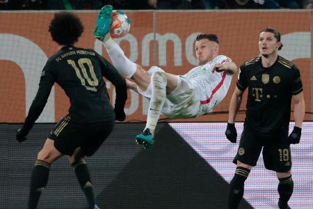 Zum Auftakt des 12. Spieltags in der Fußball-Bundesliga patzte der FC Bayern überraschend mit 1:2 beim FC Augsburg. Die Fugg... Zum Auftakt des 12. Spieltags in der Fußball-Bundesliga patzte der FC Bayern überraschend mit 1:2 beim FC Augsburg. Die Fugg...