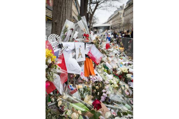 ...im November 2015 Besucher*innen eines Konzerts der Eagles of Death Metal im Pariser Club Bataclan: 90 Menschen mussten ih...