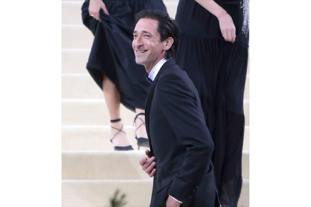 Vier Stunden am Tag lernte Adrien Brody Klavierspielen, um für 'Der Pianist' den jüdischen Pianisten Władysław Szpilman im W...