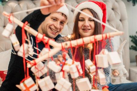 Ob für den Partner, die Kinder oder die beste Freundin: Mit einem persönlichen DIY-Adventskalender kann man nichts falsch ma... Ob für den Partner, die Kinder oder die beste Freundin: Mit einem persönlichen DIY-Adventskalender kann man nichts falsch ma...
