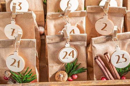 Immer häufiger kommt der DIY-Adventskalender in Tüten verpackt daher. Kein Wunder: Die Variante ist schlicht, einfach und gü...