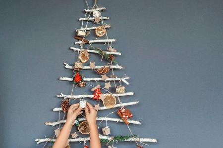 Besonders geschickte Bastler können aus Ästen und Bindegarn einen kleinen Tannenbaum kreieren, an dem sich die kleinen Päckc...