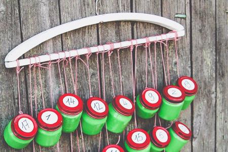 Noch einfacher ist dieser DIY-Adventskalender: 24 kleine Einmachgläser samt Inhalt nummerieren und mit Bindegarn an einen Kl...