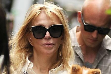 Und auch Courtney Love konnte nicht gut mit dem Geld umgehen. Sie erbte nach dem Tod ihres Mannes Kurt Cobain 1994 die Recht...