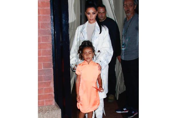 ...gemeinsame Erlebnisse können ein wunderbares Geschenk sein, aber Kim Kardashian und Kanye West lösten mit Töchterchen Nor...
