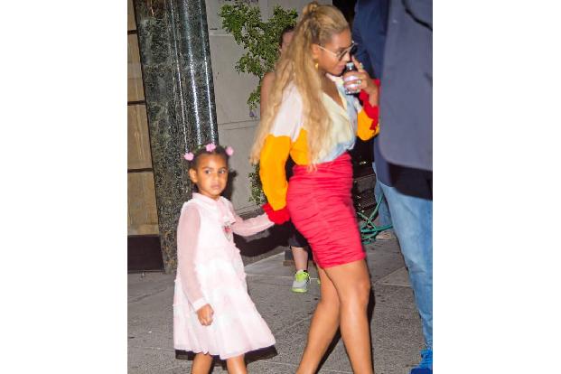 ...Beyoncé, die Töchterchen Blue Ivy ein goldenes Schaukelpferd, das eine halbe Million Euro wert war, und eine diamantenbes...