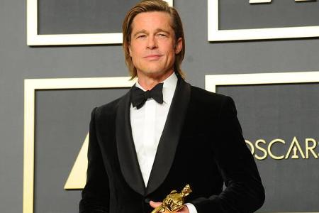 ...die kleine Shiloh, als sie von ihrem Vater Brad Pitt eine Halskette mit Diamanten für über 10.000 Euro umgehängt bekam. O...