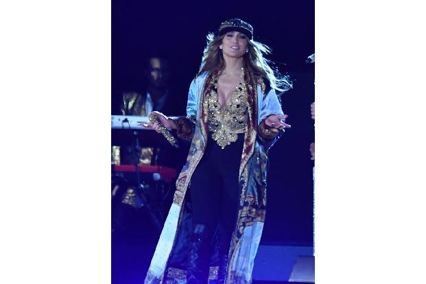 Auch Jennifer Lopez sagt gern Ja zum Verlobungsring und ist etwas zögerlich, wenn es darum geht, den nächsten Schritt zu tun...