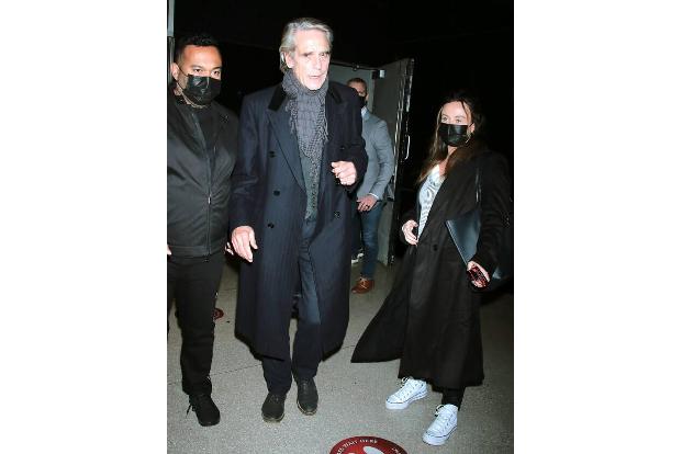 ...Leinwand-Veteran Jeremy Irons konnte für die Rolle des Schauspielers Rodolfo Gucci, Vater von Maurizio, gewonnen werden.