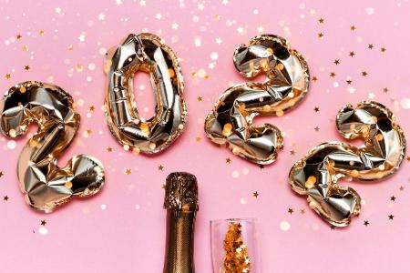 Die einen lieben den Abend vor Neujahr, die anderen können ihn nicht ausstehen. Das liegt mit Sicherheit auch an den Bräuche... Die einen lieben den Abend vor Neujahr, die anderen können ihn nicht ausstehen. Das liegt mit Sicherheit auch an den Bräuche...