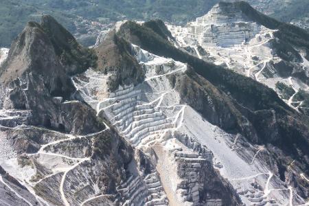 Carrara-Marmor gehört zu den begehrtesten Steinen der Welt und wird in den Apuanischen Alpen gefördert. Die meisten Steinbrü...