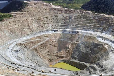 Die Grasberg-Mine in Indonesien gehört zu den größten, rentabelsten aber auch umstrittensten Tagebauten der Welt. Sie ist zw...