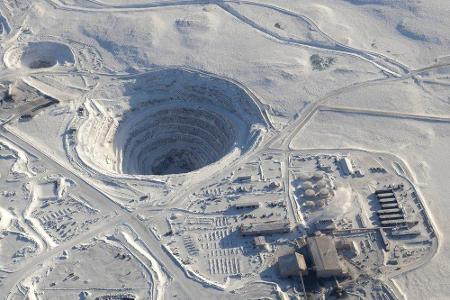 Sieht aus wie auf der Mondoberfläche, ist aber Kanada. Die Ekati-Diamantenmine befindet sich weit im Norden des Landes, 200 ...