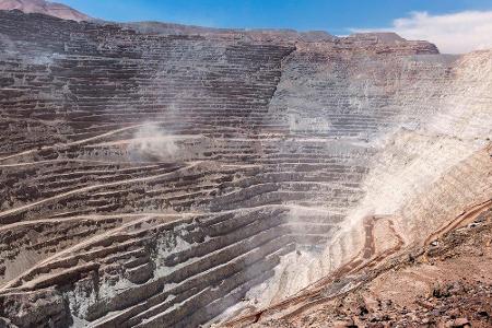 Auf der Suche nach spektakulären Tagebauen lohnt sich der Blick nach Südamerika. Chuquicamata in der Atacama-Wüste Chiles wa...