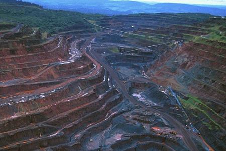 Die größte Eisenerzmine befindet sich im Norden Brasiliens. Zu Carajás' Ausmaßen kursieren unterschiedliche Zahlen, es wird ...