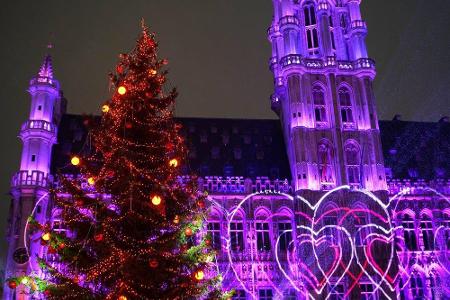 Ein wunderschönes Exemplar steht auch in Brüssel, der Hauptstadt von Belgien. Da lenkt die Lichter-Show auf dem Grote Markt ...