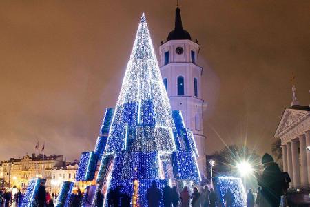 Ein Baum der besonderen Art steht auf dem Kathedralplatz in Vilnius, der Hauptstadt Litauens. Das Besondere: Die Beleuchtung...