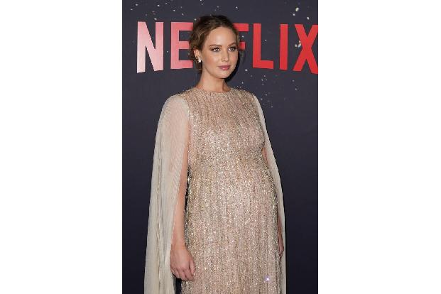 ...und seine Kollegin Jennifer Lawrence Aufsehen. Letztere präsentierte ihren wachsenden Babybauch in einem Glitzer-Kleid, w...