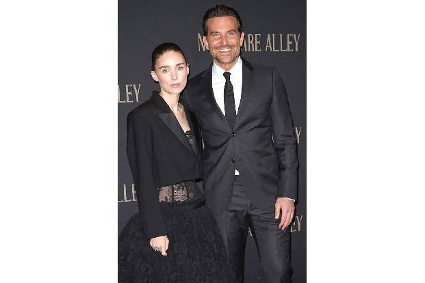 Vorhang auf für Bradley Cooper und Rooney Mara. Die beiden gehören zu den Stars des neuen Psycho-Thrillers 'Nightmare Alley'... Vorhang auf für Bradley Cooper und Rooney Mara. Die beiden gehören zu den Stars des neuen Psycho-Thrillers 'Nightmare Alley'...