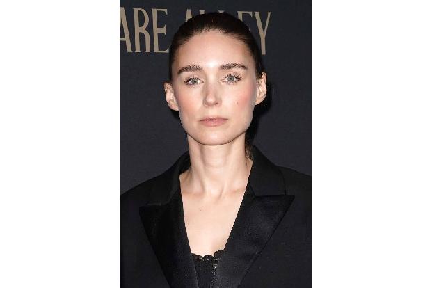 Ebenfalls mit von der Partie ist Rooney Mara als Molly Cahill, eine Jahrmarkts-Künstlerin, die ihre Zuschauer mit Elektrizit...