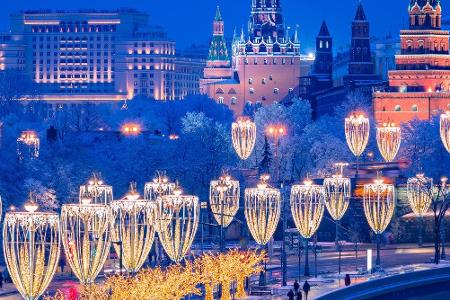 Die russische Hauptstadt putzt sich jedes Jahr heraus. Erst am 6. Januar wird in dem Land Weihnachten gefeiert. Deshalb könn...