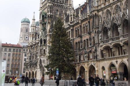In München steht auf dem Marienplatz, im Zentrum der Stadt, bereits ein geschmückter Weihnachtsbaum. Schon seit Anfang Novem...