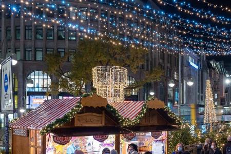 Während in der bayerischen Hauptstadt keine Weihnachtsmärkte erlaubt sind, sieht das in Berlin anders aus. Unter strengen Co...
