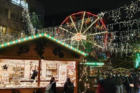 In Freiburg im Breisgau gibt es einen der wenigen Weihnachtsmärkte, die nicht Corona-bedingt abgesagt werden mussten. Auf me...
