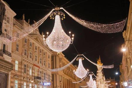 Riesige Kronleuchter erhellen wie jedes Jahr die Wiener Altstadt. Doch die Bewohner haben davon nur wenig, da bis zum 13. De...