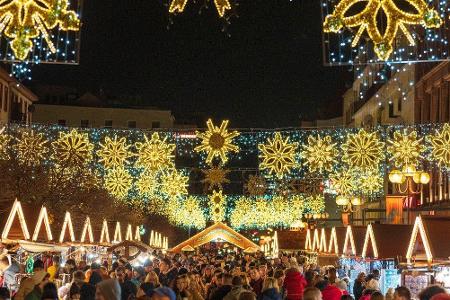 Die polnische Stadt Breslau setzt auf erleuchtete Sterne, die über dem Weihnachtsmarkt erstrahlen. Für viele deutsche Touris...