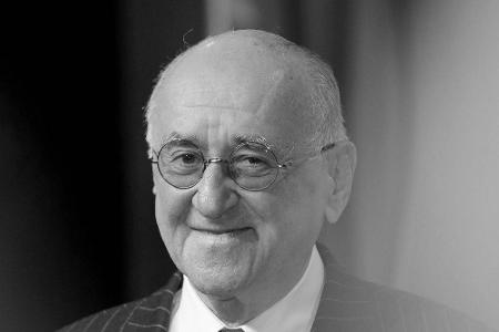 Fernsehmoderator und Entertainer Alfred Biolek verstarb am 23. Juli im Alter von 87 Jahren. Laut seines Adoptivsohns sei der...