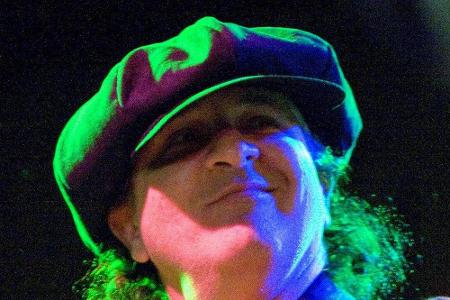 Am 13. Januar verstarb Punkpionier und Mitbegründer der New York Dolls Sylvain Sylvain nach einem längeren Krebsleiden. Das ...