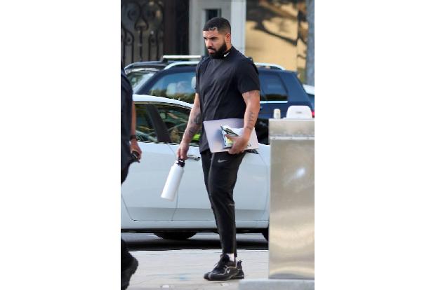 Bislang ist unklar, warum Drake seine beiden Nominierungen für die Grammys 2022 wieder zurückgezogen hat und warum der Rappe... Bislang ist unklar, warum Drake seine beiden Nominierungen für die Grammys 2022 wieder zurückgezogen hat und warum der Rappe...